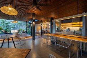 una cucina a pianta aperta e una sala da pranzo con bar di Umahan Ubud ad Ubud