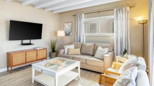 Et tv og/eller underholdning på The Edgewater Condos by AvantStay Waterfront Views and Short Walk to Beach