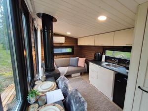 Η κουζίνα ή μικρή κουζίνα στο Lapelland Village - Borealis Village with a Nature View, Fireplace, Sauna, Kitchen