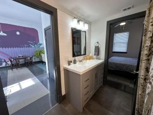 Gambar di galeri bagi Downtown Rooftop Apt- Walkable Private Modern di Roanoke