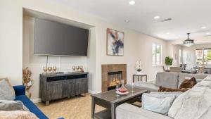 Χώρος καθιστικού στο Casa Campo 5BR Desert Oasis w Pool Firepit Outdoor Lounge