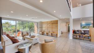 un soggiorno pieno di mobili e una grande finestra di Coplan Vineyards by AvantStay 10-Acre Estate w Pool Spa Bocce Designer Interiors a Sonoma