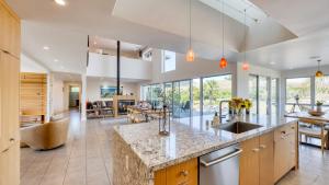 una cucina con un'ampia isola e un soggiorno di Coplan Vineyards by AvantStay 10-Acre Estate w Pool Spa Bocce Designer Interiors a Sonoma