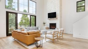 ein Wohnzimmer mit Couch und Kamin in der Unterkunft Luxury Retreat 5mins to the Lake Game Room Fire Pit Howlite by AvantStay in Lake Arrowhead