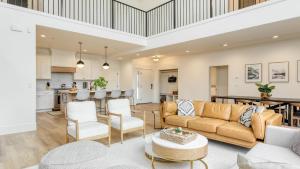 ein Wohnzimmer mit Sofa und Tisch in der Unterkunft Luxury Retreat 5mins to the Lake Game Room Fire Pit Howlite by AvantStay in Lake Arrowhead