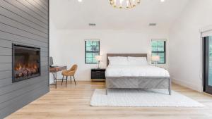 ein Schlafzimmer mit einem Bett und einem Kamin in der Unterkunft Luxury Retreat 5mins to the Lake Game Room Fire Pit Howlite by AvantStay in Lake Arrowhead