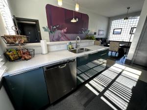 Dapur atau dapur kecil di Luxe rooftop retreat in downtown core