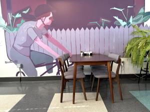 Restoran atau tempat lain untuk makan di Luxe rooftop retreat in downtown core
