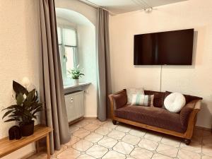 a living room with a couch and a television at Ferienwohnung Naznhaus in Windischeschenbach