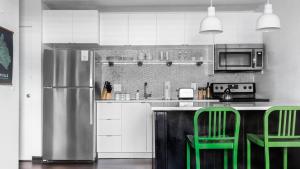 Η κουζίνα ή μικρή κουζίνα στο Sleeps 24 12 Suites in Walkable SoBro Near Downtown – by AvantStay