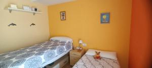 ein kleines Schlafzimmer mit einem Bett und einem kleinen Stuhl in der Unterkunft Naturaleza y Golf in San Jorge