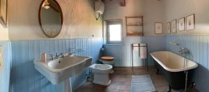 Un baño con lavabo, inodoro y bañera. en Antico Casale Casa Del Pozzo, en Barberino di Mugello 14 fotos más