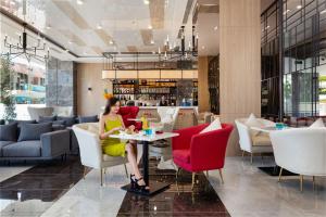 Ruang duduk di DQua Apartment by HD