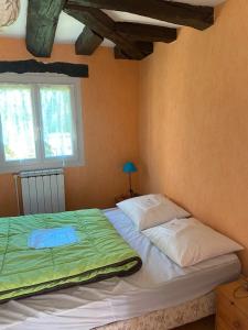 un letto in una camera con due cuscini sopra di Camping les Pialades - Gite a La Mouline