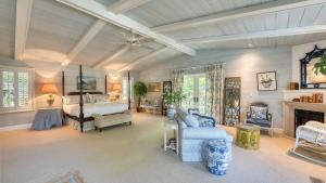 Una sala de estar con una cama y una chimenea. en Glen Ellen Escape by AvantStay 5BR Retreat w Pool, Hot Tub, Hammocks & Vineyard Views, en Glen Ellen 52 fotos más