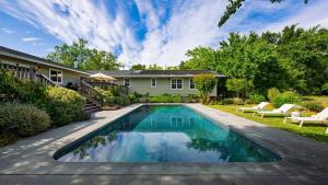 una piscina en el patio de una casa en Glen Ellen Escape by AvantStay 5BR Retreat w Pool, Hot Tub, Hammocks & Vineyard Views, en Glen Ellen