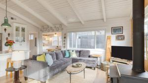 TV a/nebo společenská místnost v ubytování Coastal Home Steps to the Beach Shops Eats Saltgrass Cottage by AvantStay