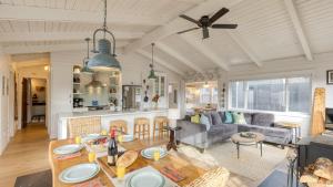 Posezení v ubytování Coastal Home Steps to the Beach Shops Eats Saltgrass Cottage by AvantStay