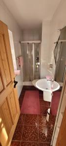 a bathroom with a shower and a tub and a sink at Ferienwohnung Rauschberg in Ruhpolding