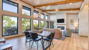 Istumisnurk majutusasutuses Grand Vista Retreat Luxury Group Retreat w Indoor Pool Arcade 56-Mile Views