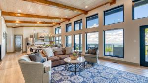 Istumisnurk majutusasutuses Grand Vista Retreat Luxury Group Retreat w Indoor Pool Arcade 56-Mile Views