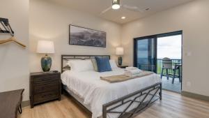 Voodi või voodid majutusasutuse Grand Vista Retreat Luxury Group Retreat w Indoor Pool Arcade 56-Mile Views toas +49 fotot