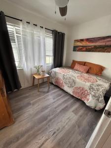 una camera da letto con un letto, un tavolo e finestre di 2918 Madison St HOLLYWOOD a Pembroke Park
