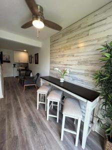 una sala da pranzo con tavolo e sgabelli di 2918 Madison St HOLLYWOOD a Pembroke Park