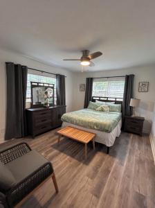 una camera da letto con un letto, un tavolo e un divano di 2918 Madison St HOLLYWOOD a Pembroke Park