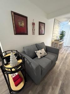 un soggiorno con un divano grigio e un tavolo di 2918 Madison St HOLLYWOOD a Pembroke Park