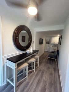 un soggiorno con un tavolo e uno specchio di 2918 Madison St HOLLYWOOD a Pembroke Park Altre 13 foto