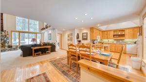 eine Küche und ein Esszimmer mit Tisch und Stühlen in der Unterkunft Pinewood Lodge by AvantStay Cozy Cabin Near Ski Resorts Hiking in Truckee