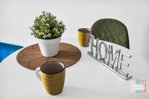 un tavolo con due piante in vaso e un cartello di PI18 - Loreto-Duomo - Luxury - a Milano