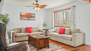 イースト・ストラウズバーグにあるStylish Renovated Home Open Layout Coffee Bar Near Hiking Waterfallsのギャラリーの写真