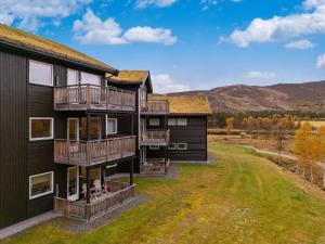an aerial view of a house with a yard at Geilotunet Apartment - close to everything, free parking in garage, EV in Geilo