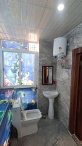 baño con temática de pescado, aseo y lavabo en Kartikey Home Stay, en Varanasi 22 fotos más