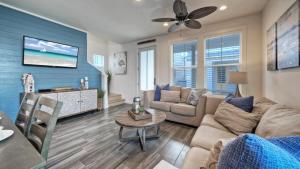 un soggiorno con un divano e un tavolo di 2 Homes in Old Town by AvantStay Sleeps 19 Pool Newly Built Walk to Eats Music More a Port Aransas
