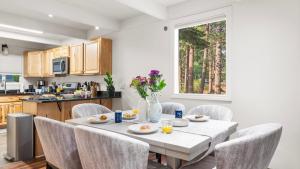 Η κουζίνα ή μικρή κουζίνα στο Cozy Forest Hideaway in Incline Village Private Balcony Sierra Solace by AvantStay