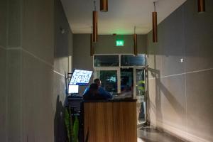 a man sitting at a counter in a restaurant at Indigo 513 - Apartamento con Piscina, Gym, Parking, Ubicación 10 de 10 in Armenia +25 photos