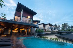 una casa con piscina di fronte a una casa di Umahan Ubud ad Ubud