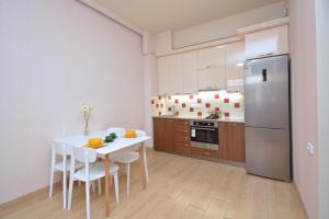 Η κουζίνα ή μικρή κουζίνα στο Cozy Modern Apartment with Balcony