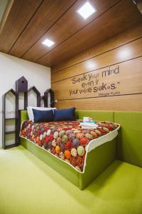 a bedroom with a bed with a sign that reads seek your mind even if your at Lol et Lola Hotel in Cluj-Napoca