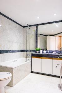 Ένα μπάνιο στο Britania Luxury