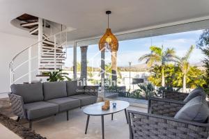 ein Wohnzimmer mit Sofa und Tisch in der Unterkunft Private Pool Villa, Bellavista by Nivariahost in Costa Del Silencio