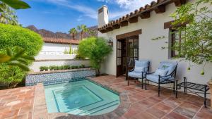 Πισίνα στο ή κοντά στο Spanish Hacienda w Pool Spas Office Game Room Golf Mtn Views Casa de la Roca by AvantStay