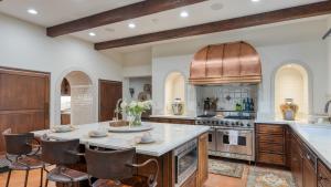 Η κουζίνα ή μικρή κουζίνα στο Spanish Hacienda w Pool Spas Office Game Room Golf Mtn Views Casa de la Roca by AvantStay