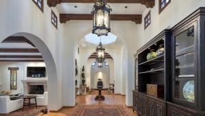 Μια τηλεόραση ή/και κέντρο ψυχαγωγίας στο Spanish Hacienda w Pool Spas Office Game Room Golf Mtn Views Casa de la Roca by AvantStay