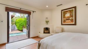 Ένα ή περισσότερα κρεβάτια σε δωμάτιο στο Spanish Hacienda w Pool Spas Office Game Room Golf Mtn Views Casa de la Roca by AvantStay +51 φωτογραφίες