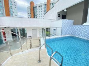 a large swimming pool on top of a building at Indigo 513 - Apartamento con Piscina, Gym, Parking, Ubicación 10 de 10 in Armenia