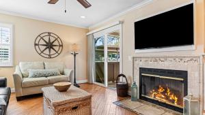 Una sala de estar con chimenea y TV de pantalla plana. en Close to Beach w Patio Resort Amenities The Point at Corniche by AvantStay, en Dana Point